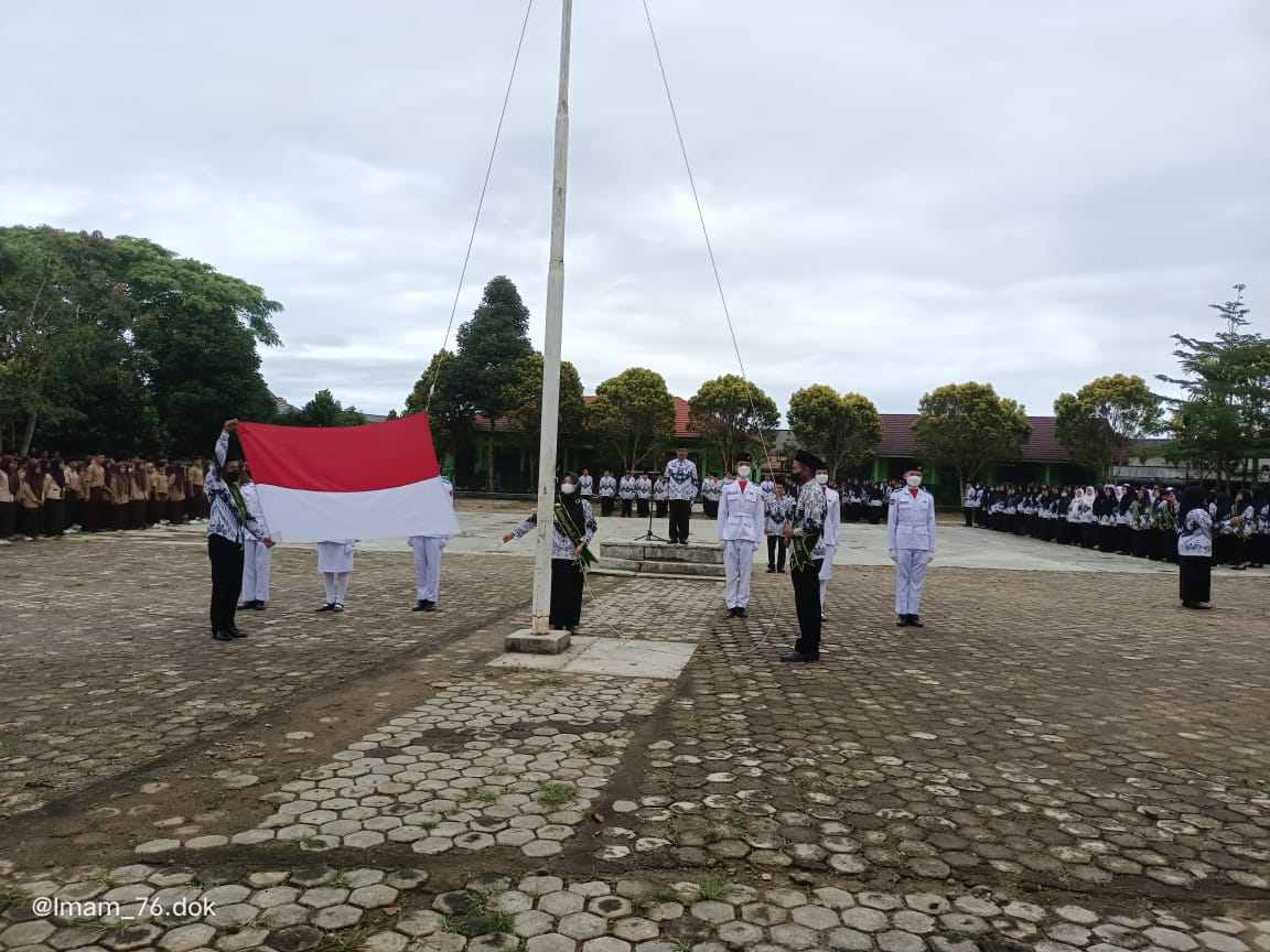 Sekretaris PGRI Lambar Jadi Pembina Upacara HGN dan HUT PGRI di Sekincau 