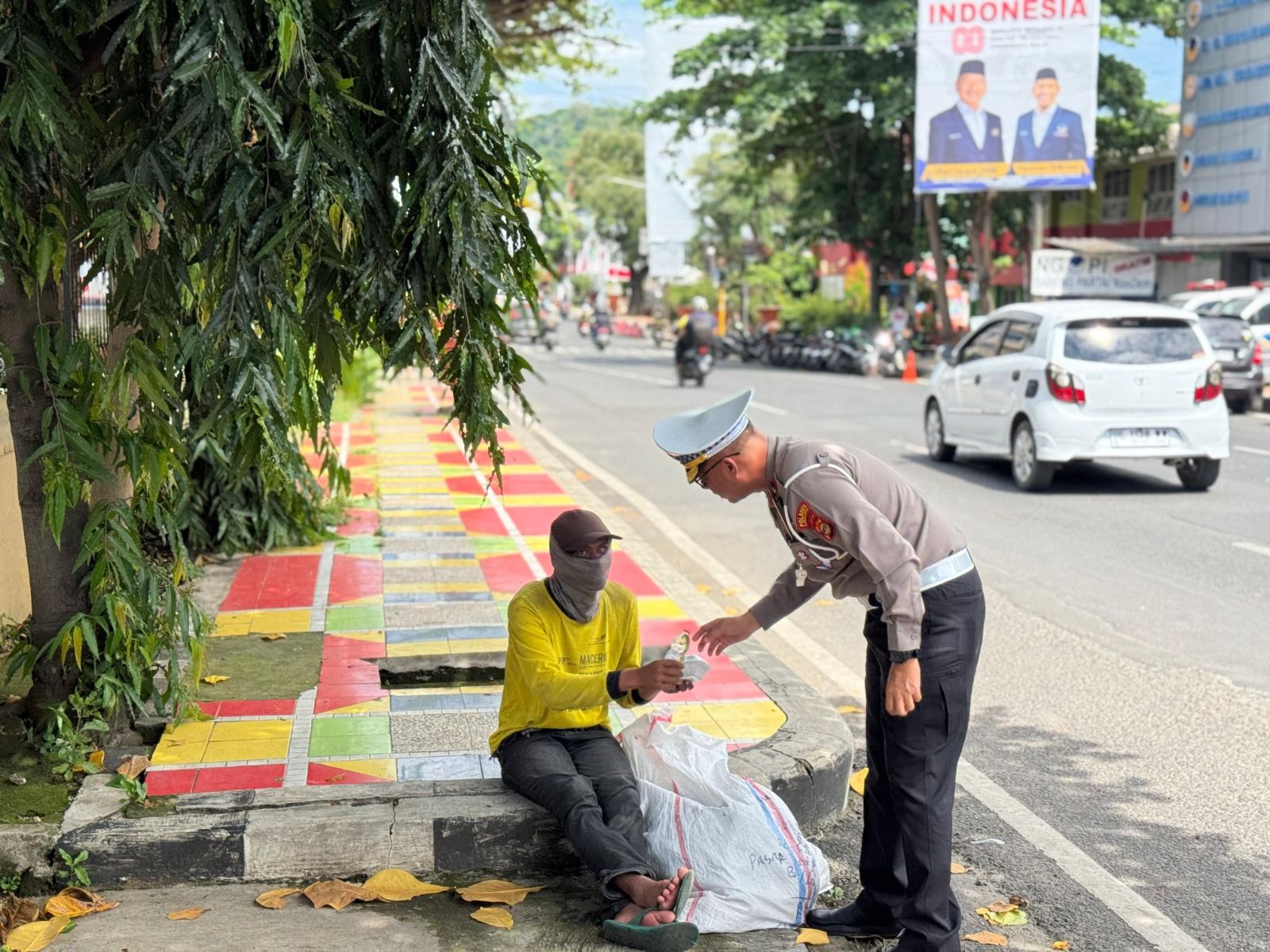 Jelang HUT ke-70, Satlantas Polresta Bandar Lampung Bagikan Nasi Kotak untuk Warga