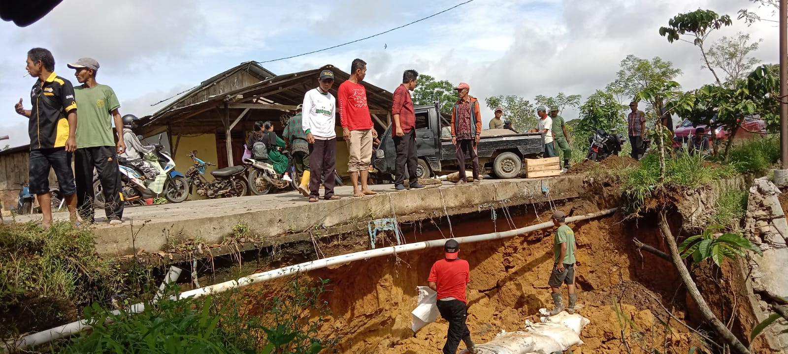 Camat dan Peratin Kerahkan Warga Gotong Royong Tangani Longsor Jalan Poros Kecamatan 