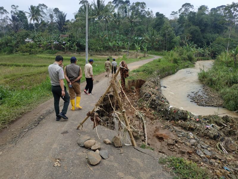 BPBD dan DPUPR Lambar Tinjau Jalan Amblas Way Umpu Pekon Pagardewa    