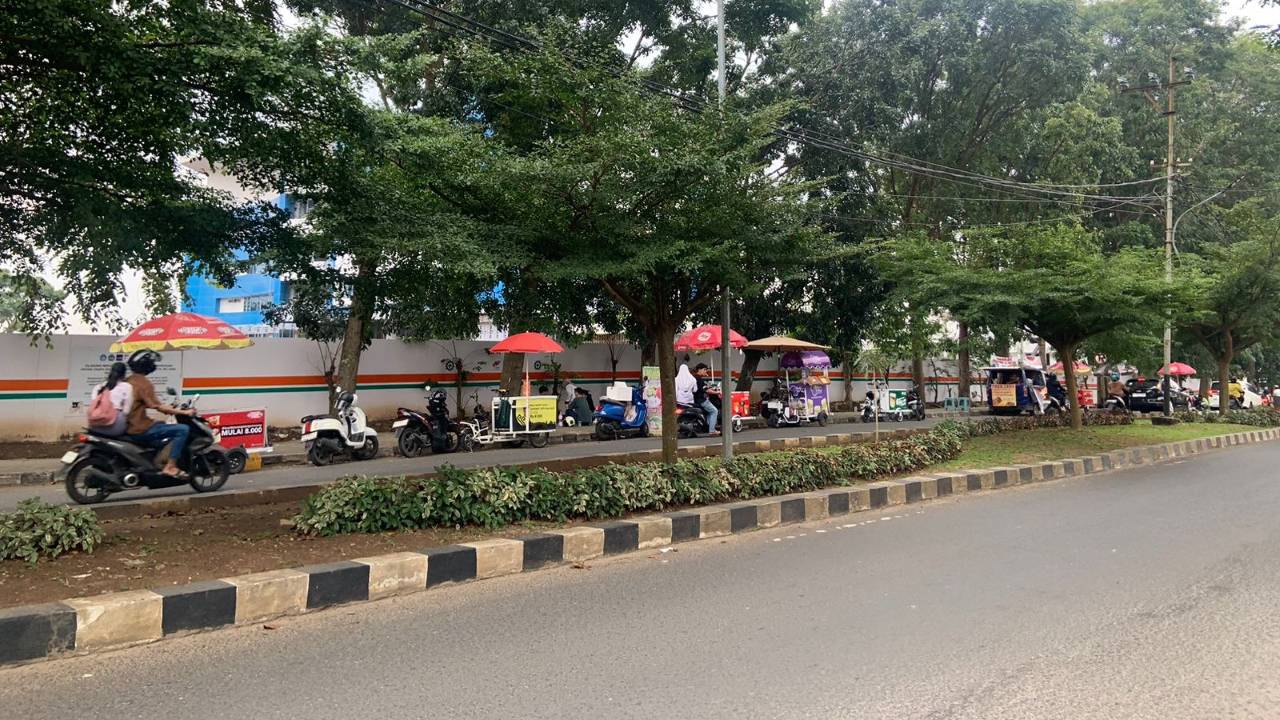 Suasana Sore di Jalan Kampus UNILA Semarak oleh Pedagang Jajanan Kaki Lima