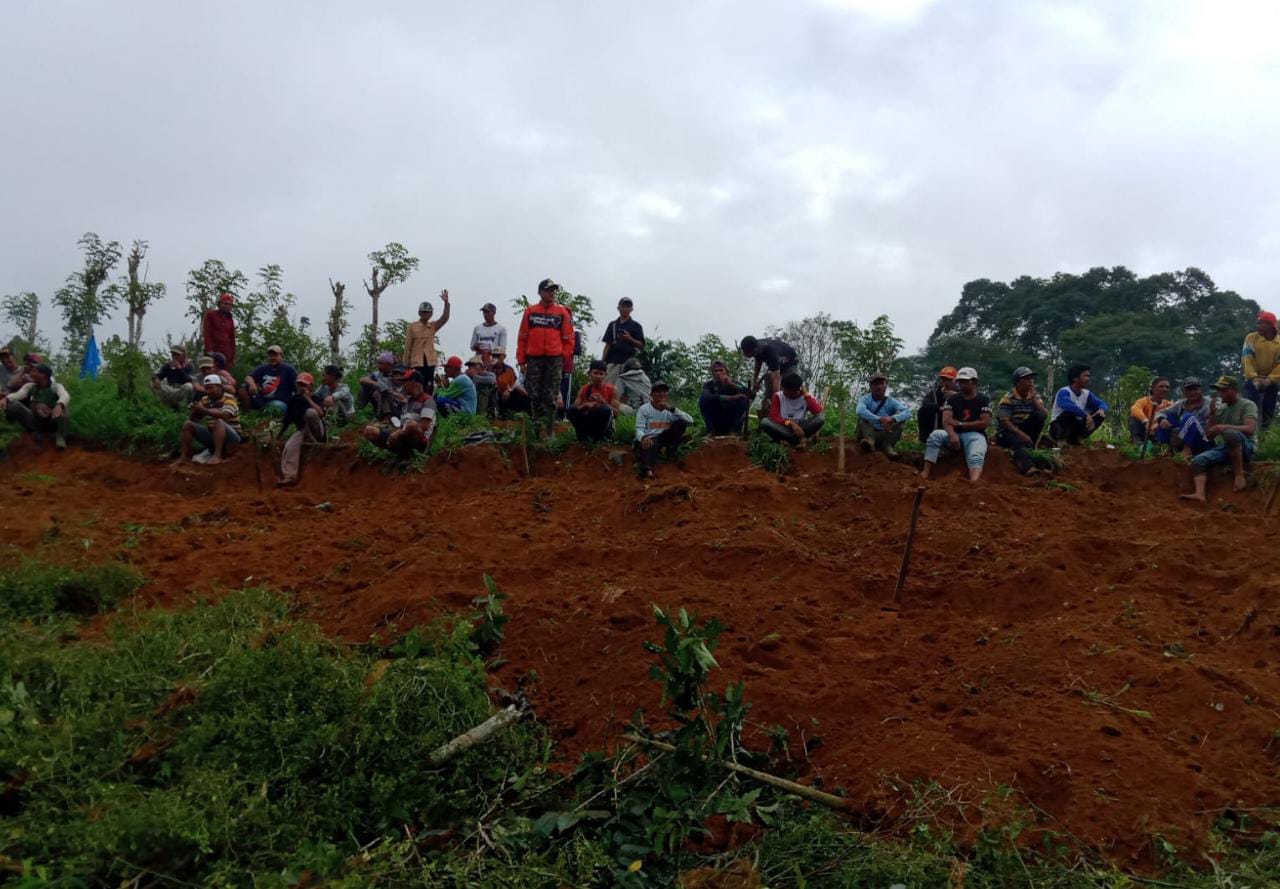 Warga Batu Kebayan Gotong Royong Persiapkan Lokasi Lahan Pembangunan GOR 