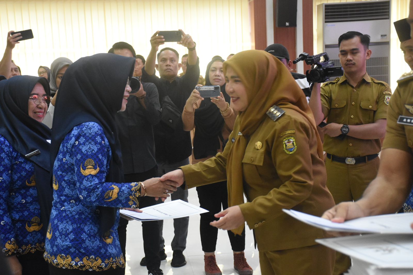 Eva Dwiana Serahkan 103 SK Pensiunan PNS Kota Bandar Lampung