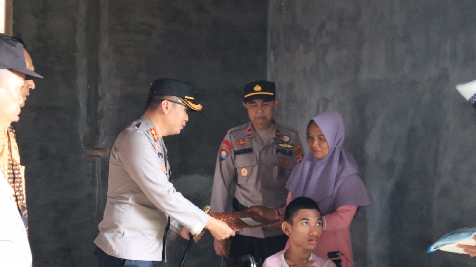 Jumat Berkah, Kapolres Lampung Barat Salurkan Bantuan Sembako 