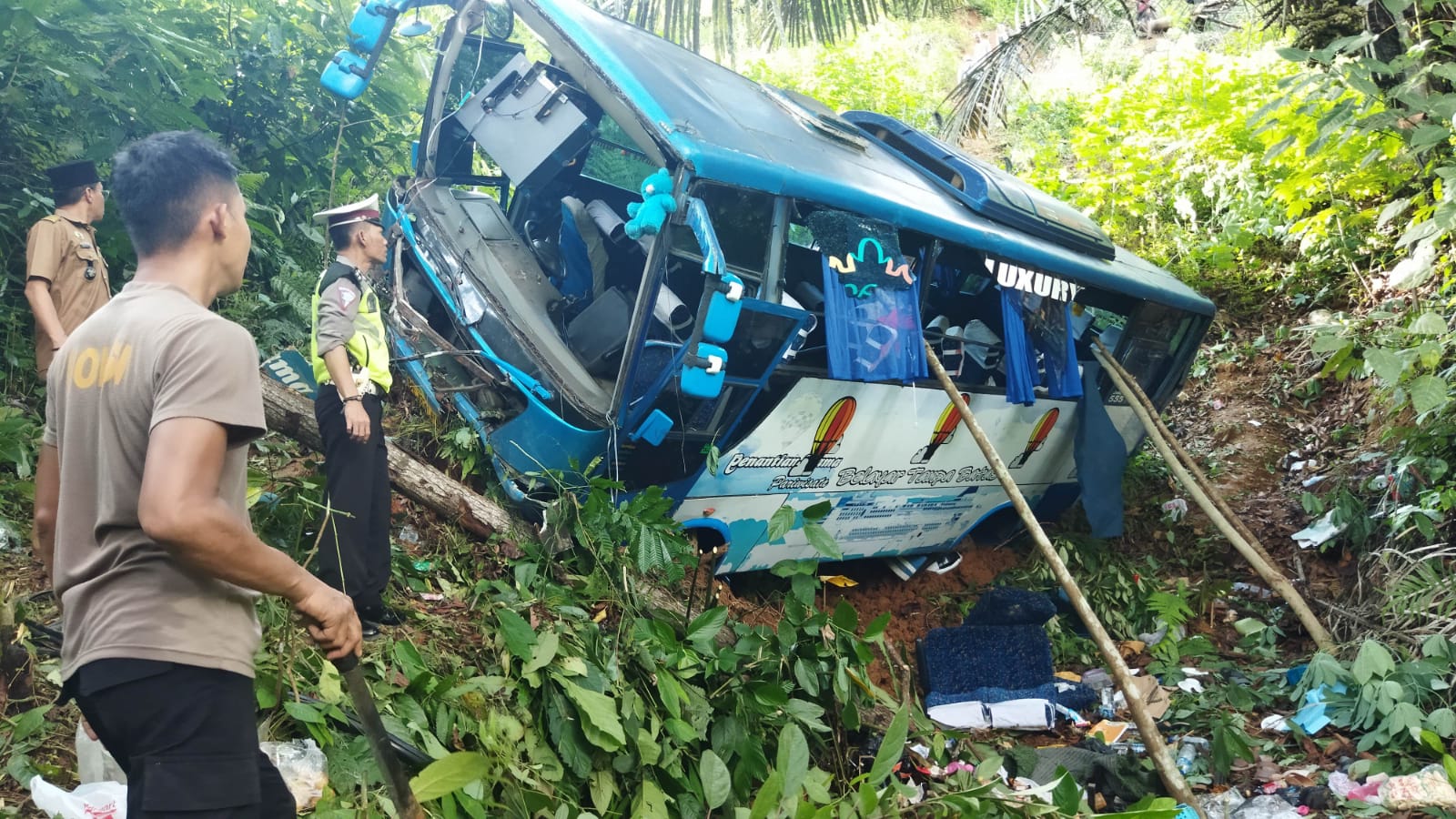 Rem Blong, Bus Berpenumpang 32 Orang Masuk Jurang di Pesbar, Satu Tewas