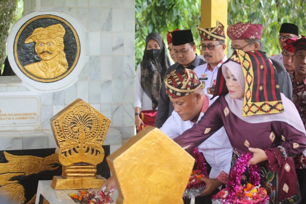 Peringati Haul Raden Intan II Ke-166, Bupati Lamsel Ziarah dan Tabur Bunga