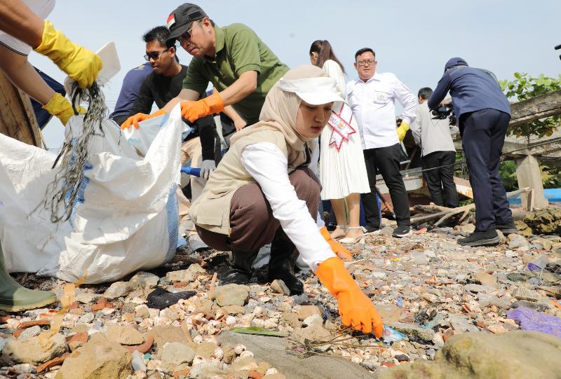 Wagub Jihan Lakukan Aksi Bersih-bersih di Kawasan Wisata Pesisir Pesawaran