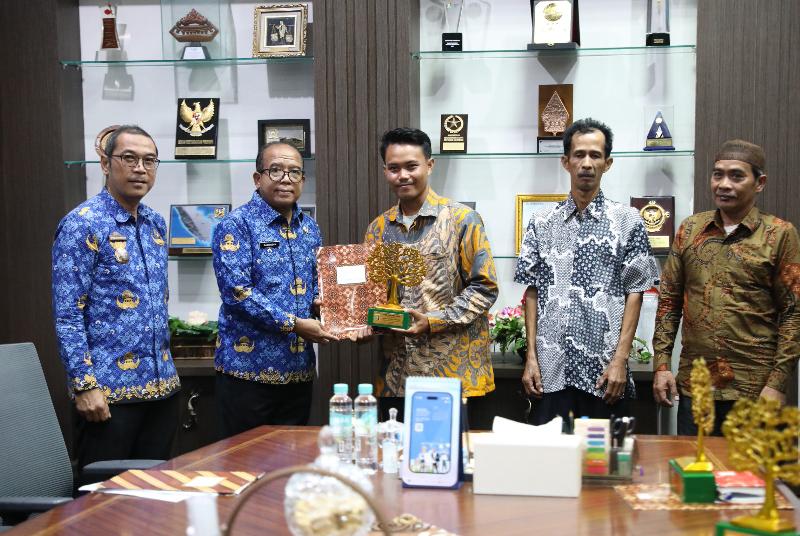 Pj Gubernur Samsudin Serahkan Penghargaan Pemenang Lomba Wana Lestari Tingkat Provinsi Lampung