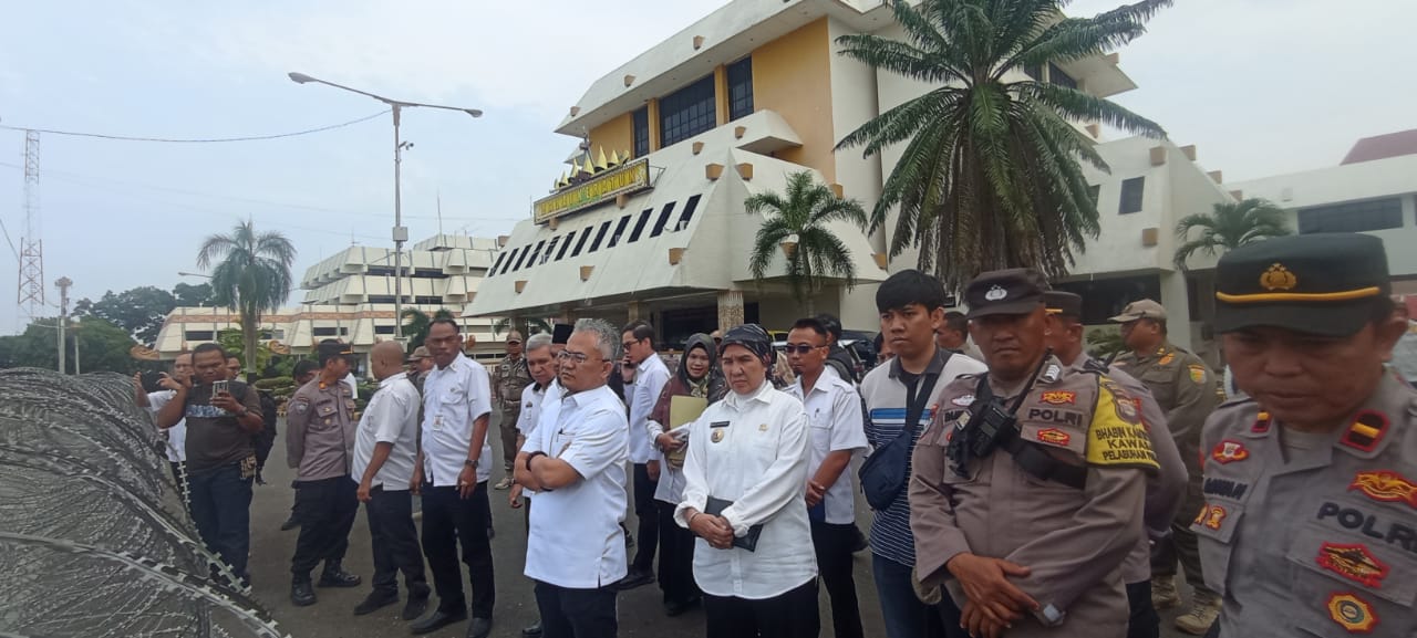Temui Massa Aksi, Ketua Komisi I Yozi Rizal : DPRD Lampung Konsisten Tegakkan Aturan 