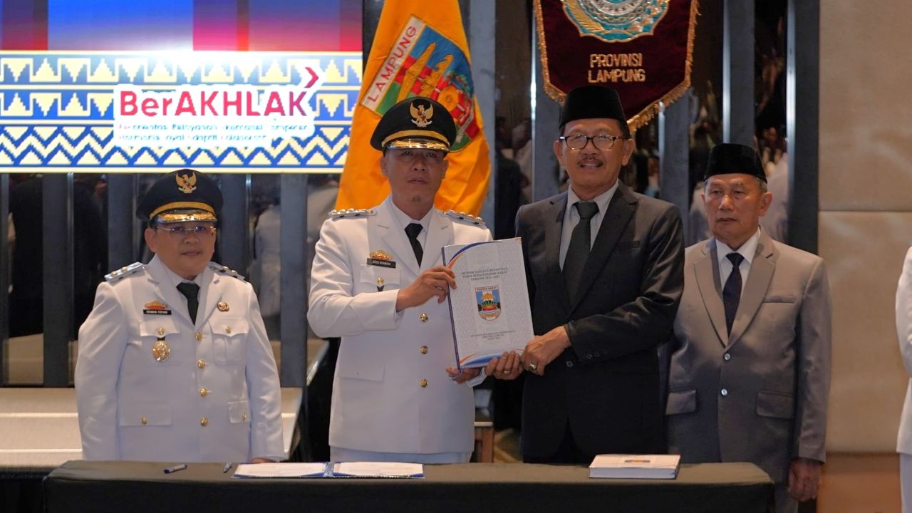 Resmi Dilantik, Dedi-Irawan Topani Siap Majukan Kabupaten Pesisir Barat