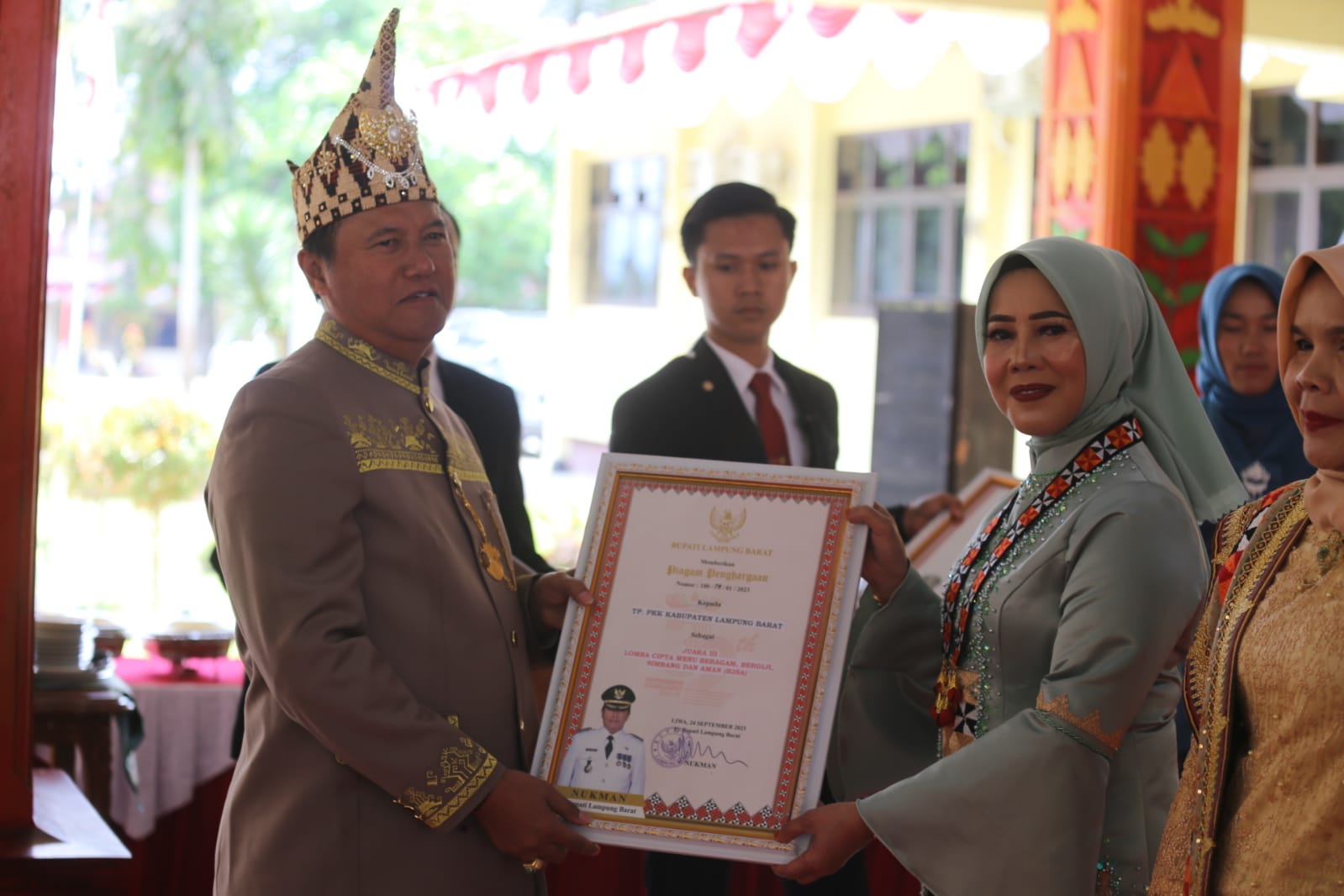Momen HUT Ke 32,  Pj Bupati Lampung Barat Menyerahkan Puluhan Penghargaan