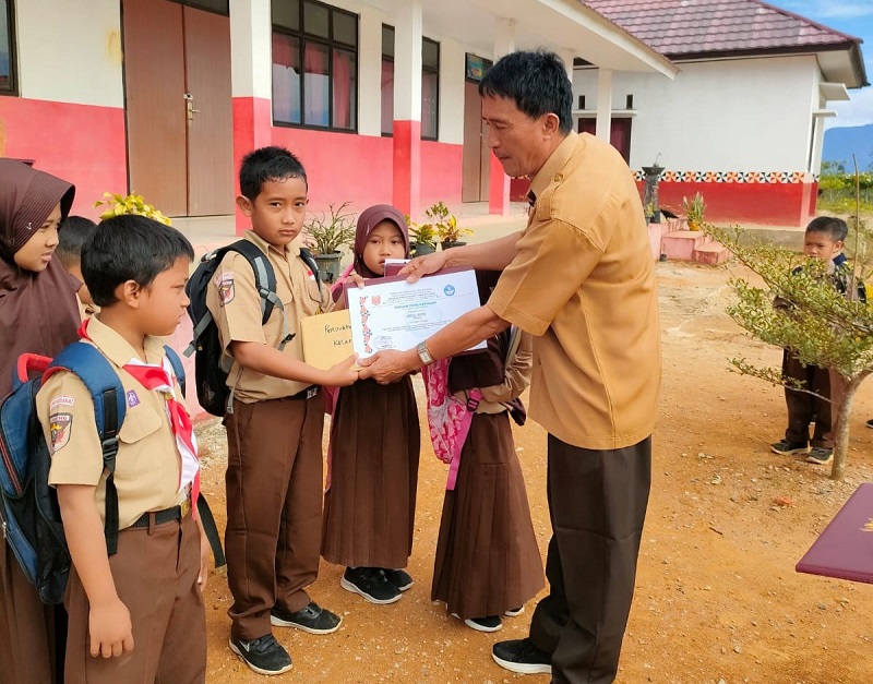 Bagi Raport, SDN Kubuliku Jaya Beri Bingkisan dan Piagam untuk Siswa Berprestasi