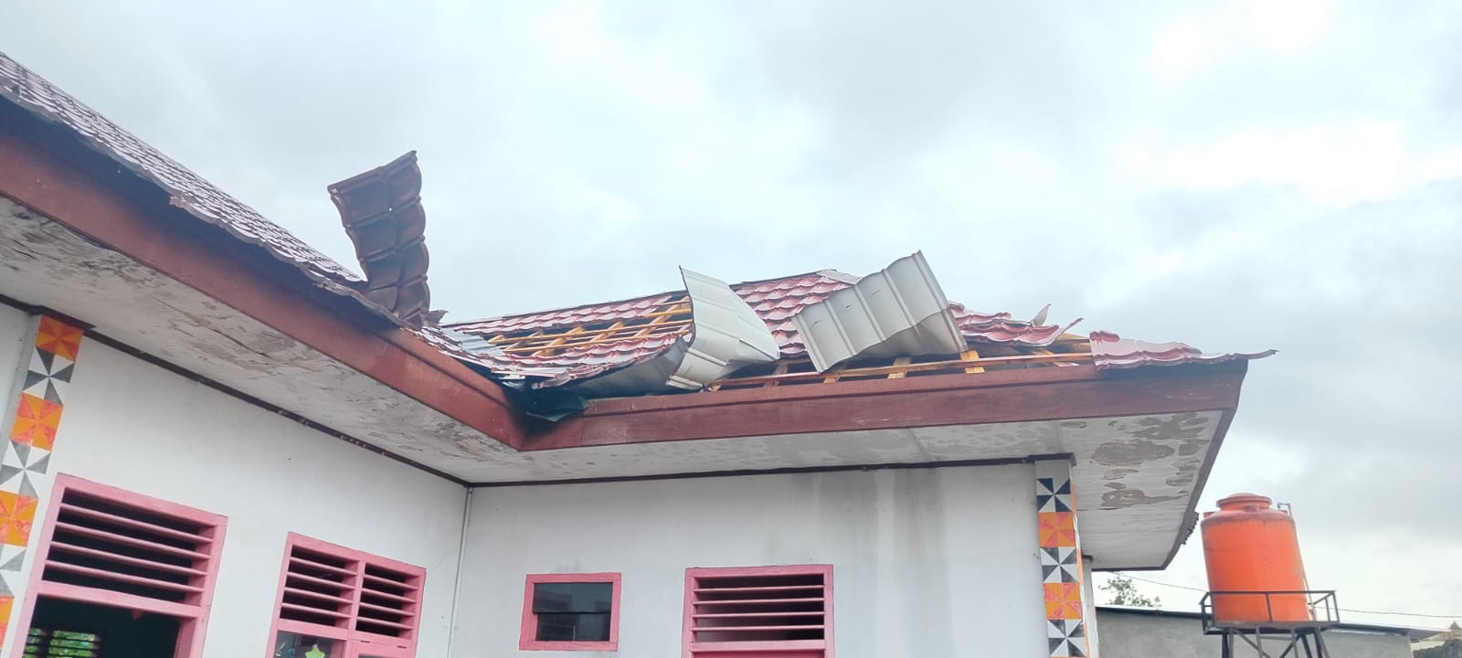 Diterjang Angin Puting Beliung, Atap TK Negeri Sekincau Rusak dan 8 Rumah Warga Terdampak