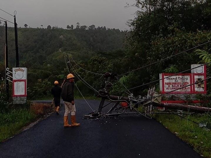 Cuaca Ekstrem, Sejumlah Tiang Listrik di Lambar dan Pesbar Patah dan Ambruk 