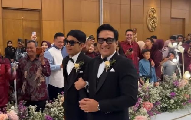 Sama-Sama Duda, Desta dan Andre Taulany Curi Perhatian di Pernikahan Boiyen