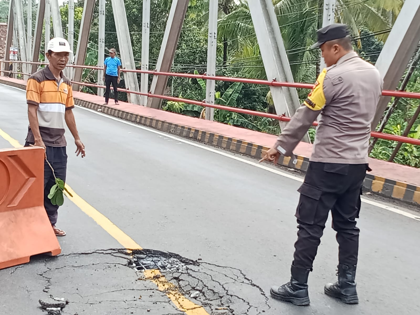 Hati-Hati! Jembatan Penghubung Lampung Utara Alami Rusak Parah