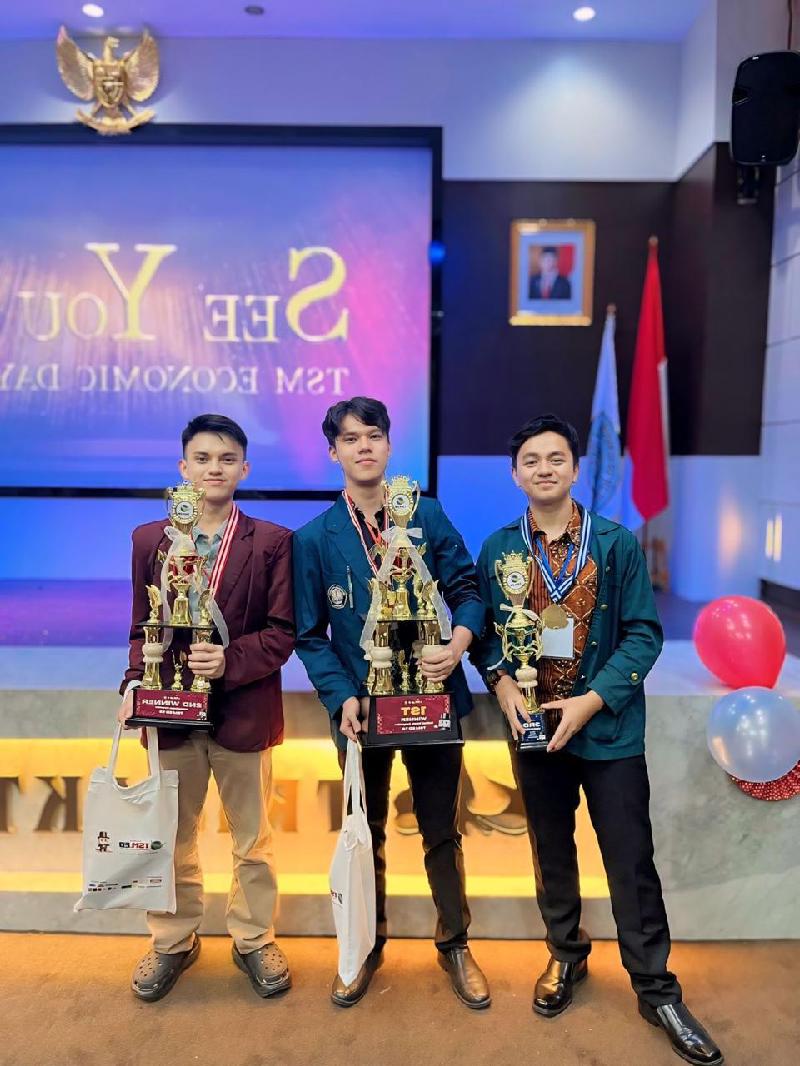 Dari Kampus Berbeda, 3 Mahasiswa Asal Lambar Juara Lomba Debat Antar Kampus se-Indonesia