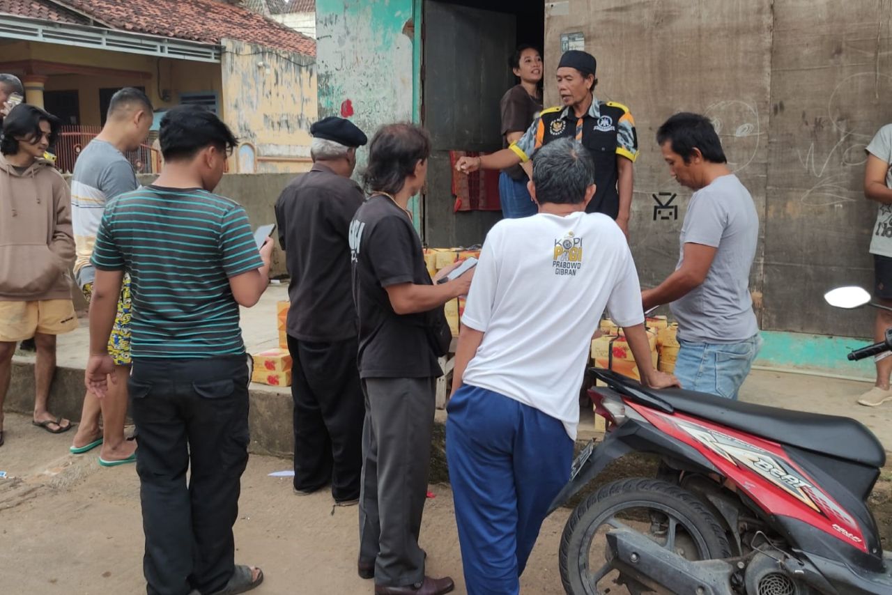 LSM GMBI Bandar Lampung Bagikan 100 Nasi Kotak untuk Korban Banjir