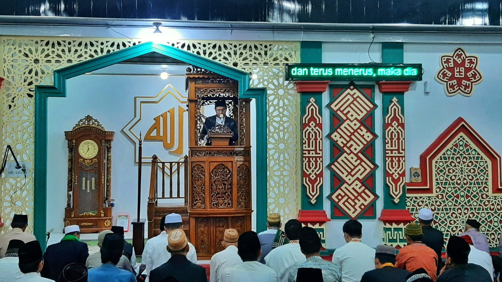 Pj Bupati Lambar Bersama Warga Sholat Ied di Masjid Baiturrahim