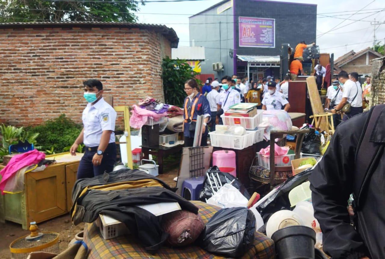 PT KAI Divre IV Tanjung Karang Tertibkan Rumah dan Belasan Kios di Pasar Gintung Bandar Lampung