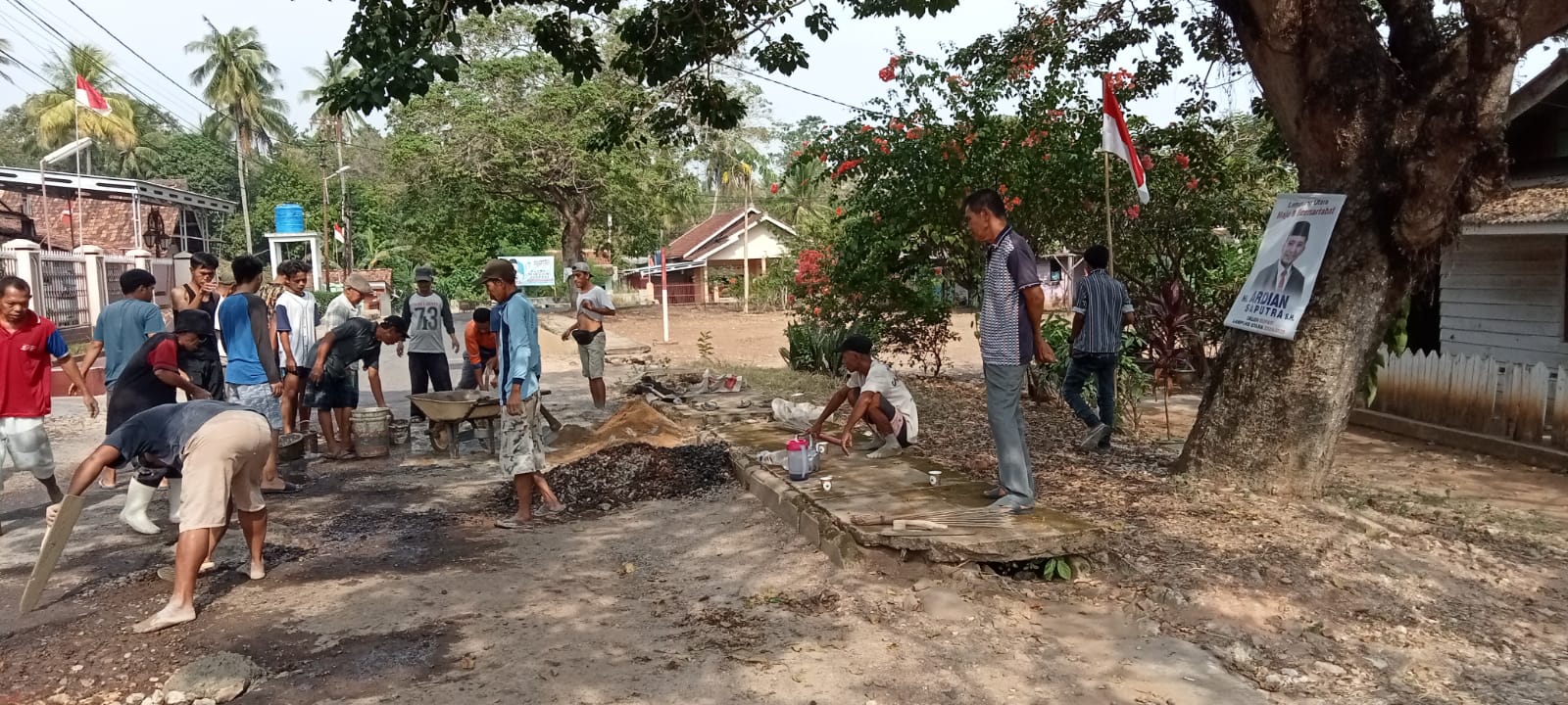 Kesal Tak Ada Perbaikan, Warga Kotabumi Udik Swadaya Tambal Sulam Jalan 