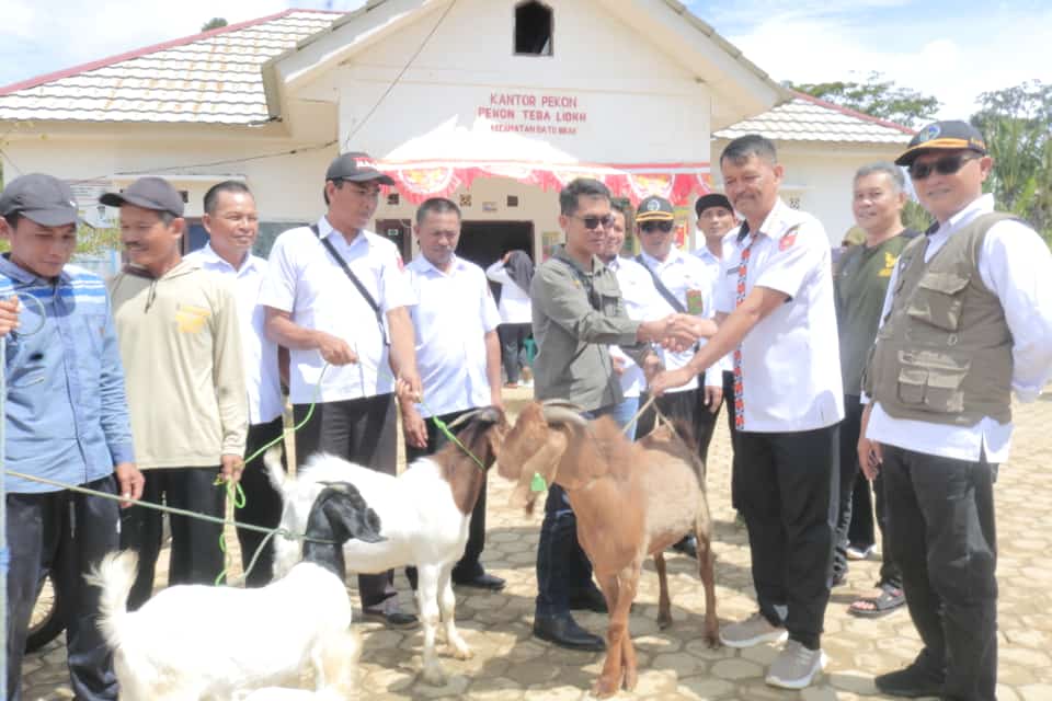 Sejahterakan Warga di Perbatasan Hutan, YABI dan BBTNBBS Salurkan Bantuan Kambing 