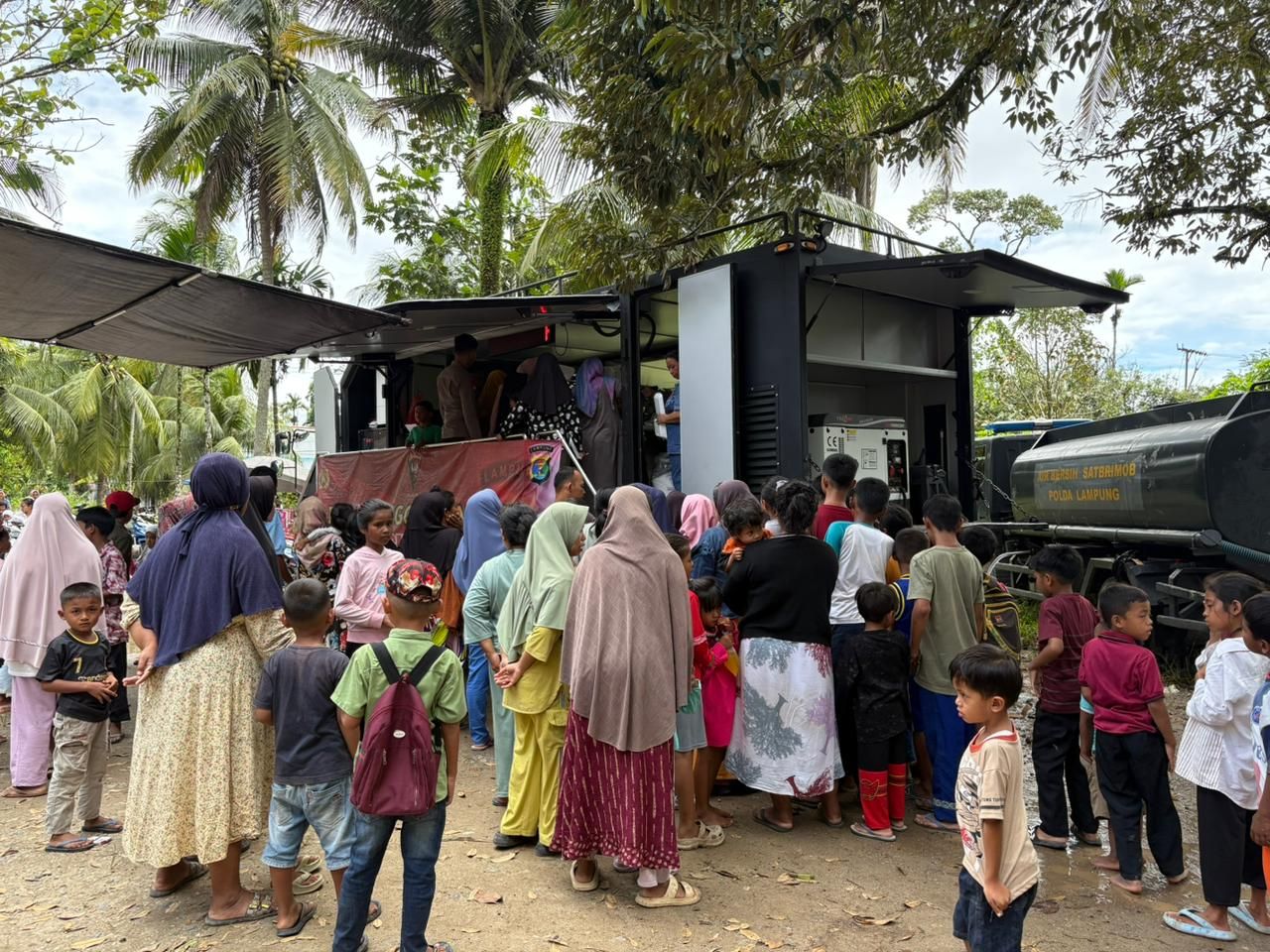Brimob Lampung Bantu Penuhi Kebutuhan Makan Warga Pascabencana di Sumbar
