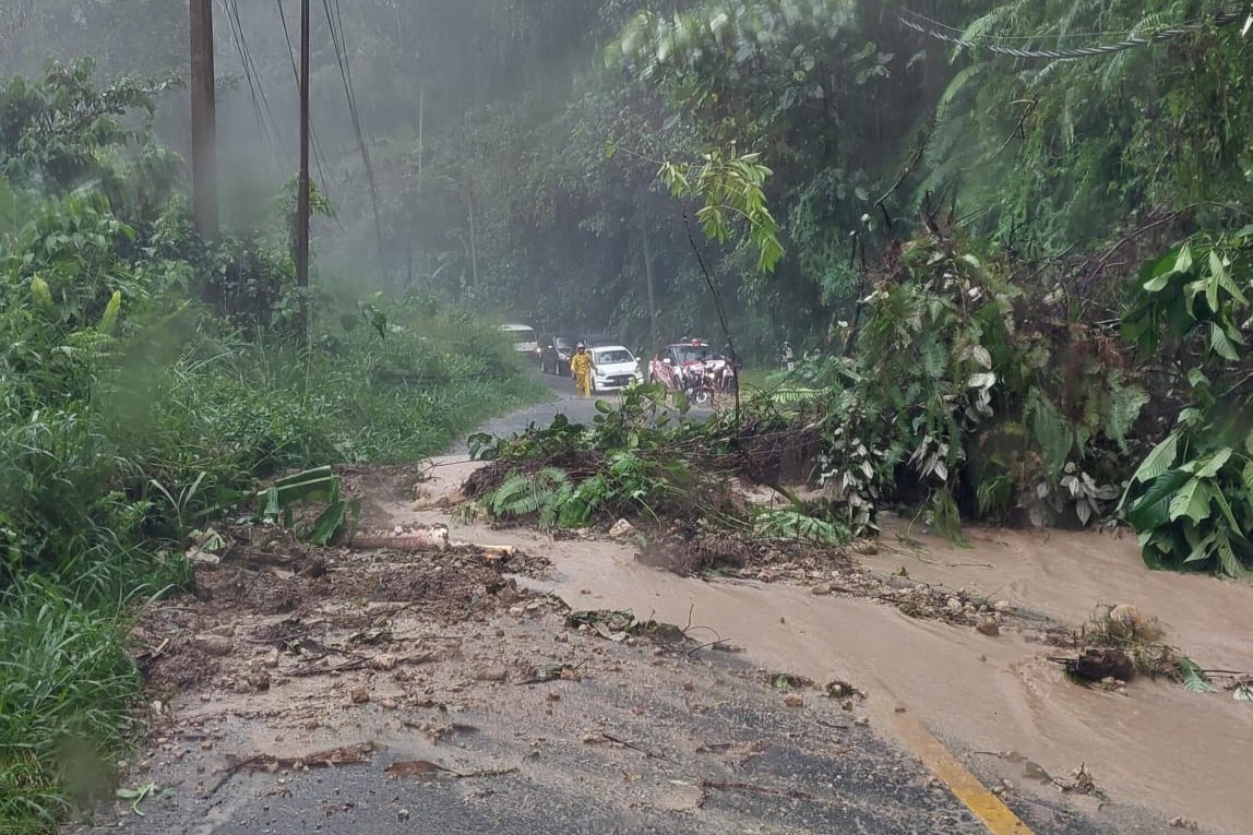 Hujan Lebat, Jalan Lintas Nasional di Tanjakan Pekon Kerang-Kotabesi Tertimbun Longsor