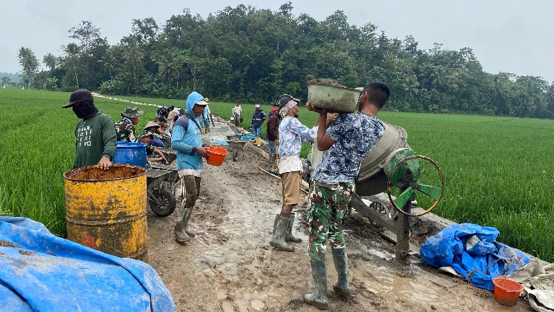 Cuaca Mendukung, Semangat Satgas TMMD 127 Kodim 0421/LS Menyala di Desa Gunung Rejo