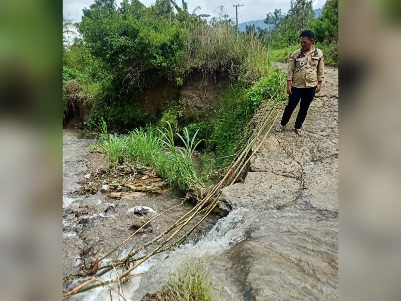 Diterjang Banjir, Dua Jembatan Rusak Mobilitas Warga Sukamarga Terhambat