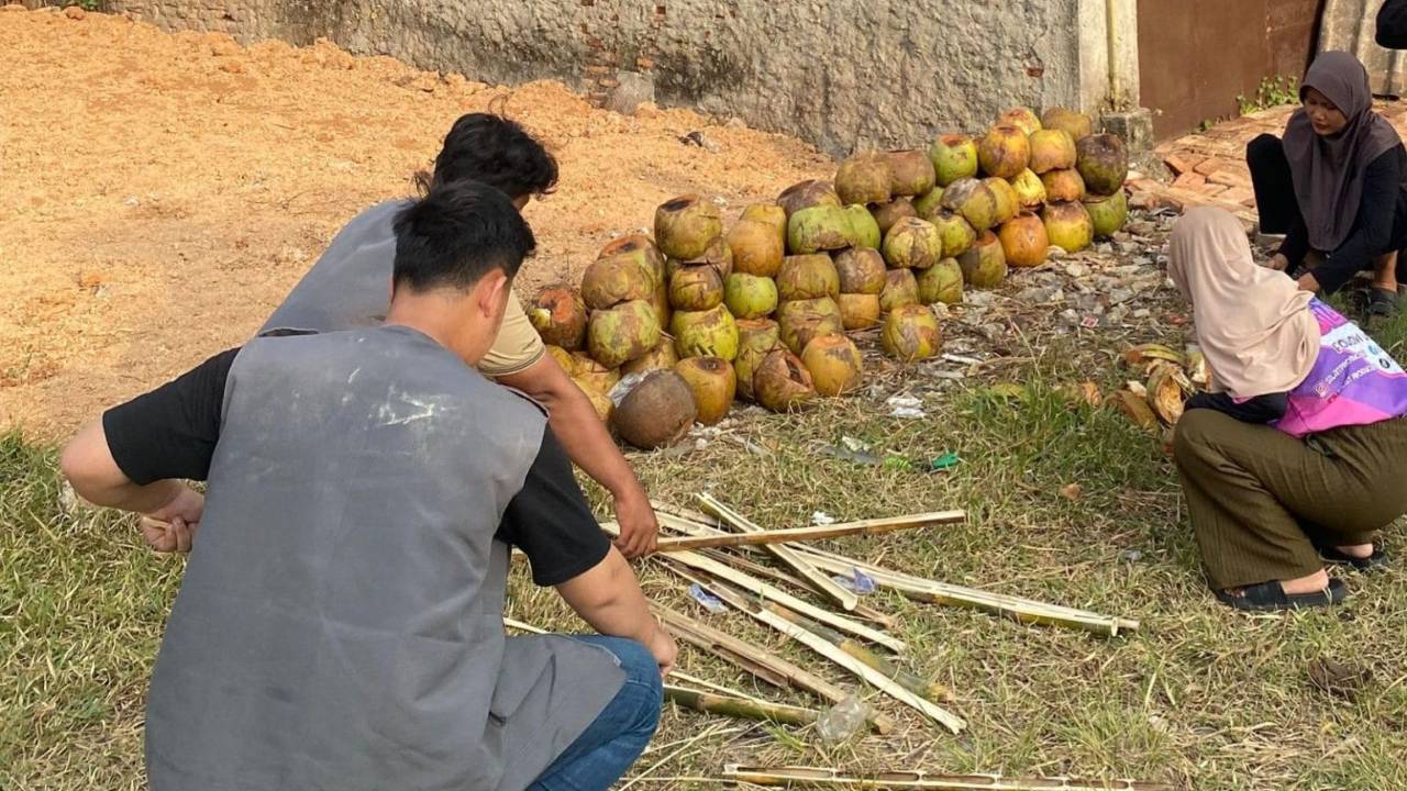 Mahasiswa KKN Unila Sulap Batok dan Bambu Jadi Pot Apotek Hidup Ramah Lingkungan