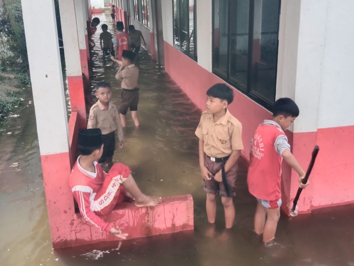 Terus Diguyur Hujan, Empat RKB SDN 4 Liwa Tergenang