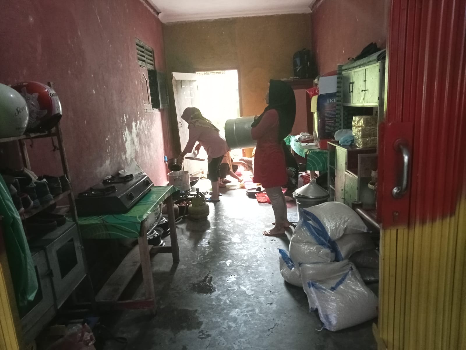 Setelah Dua Hari Beroperasi, Dapur Umum Banjir Semaka Tanggamus Ditutup 