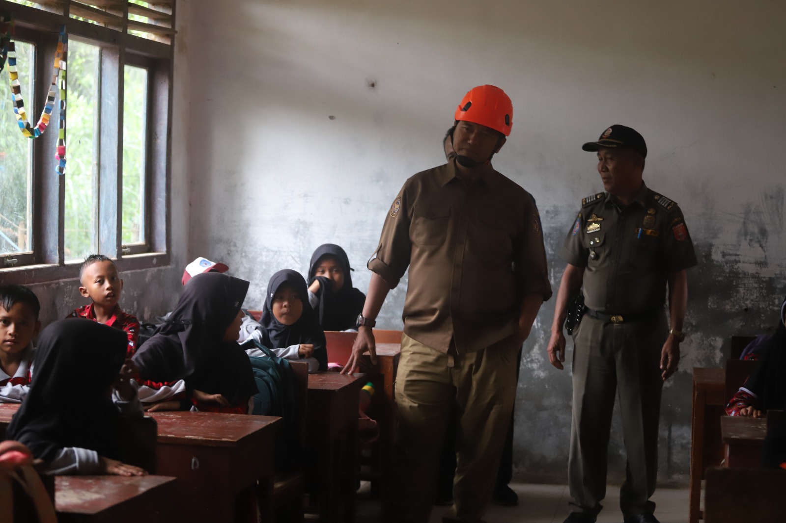 Tinjau Kondisi Bangunan SDN Teba Pering, Nukman Prioritaskan Rehabilitasi dan Penambahan Lokal 