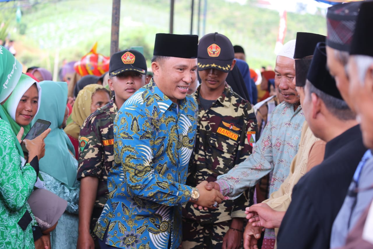 Pakcik Beri Kejutan Pimpinan Ponpes Hidayatul Quran Tigajaya Umroh Gratis 
