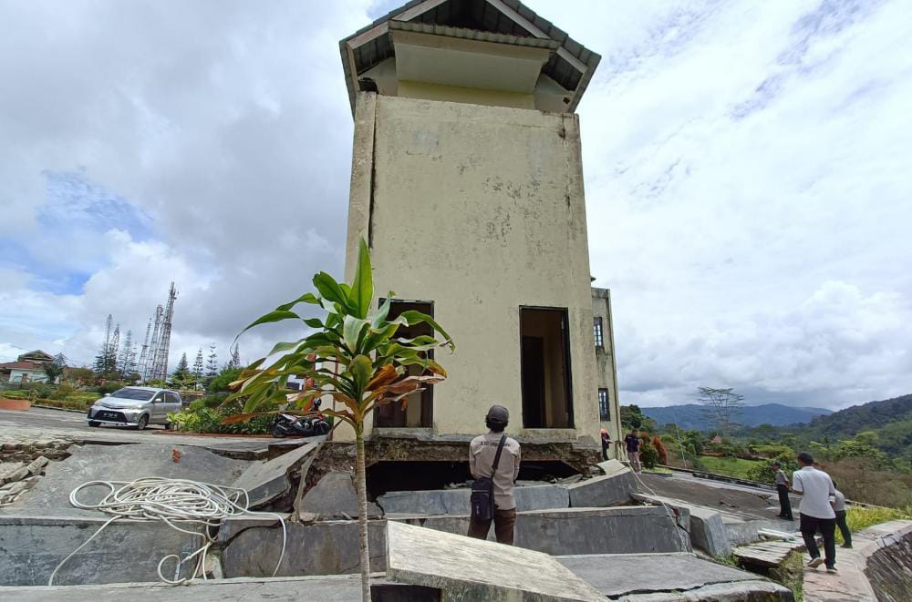 Gedung Kantor UPT KRL Terancam Ambruk