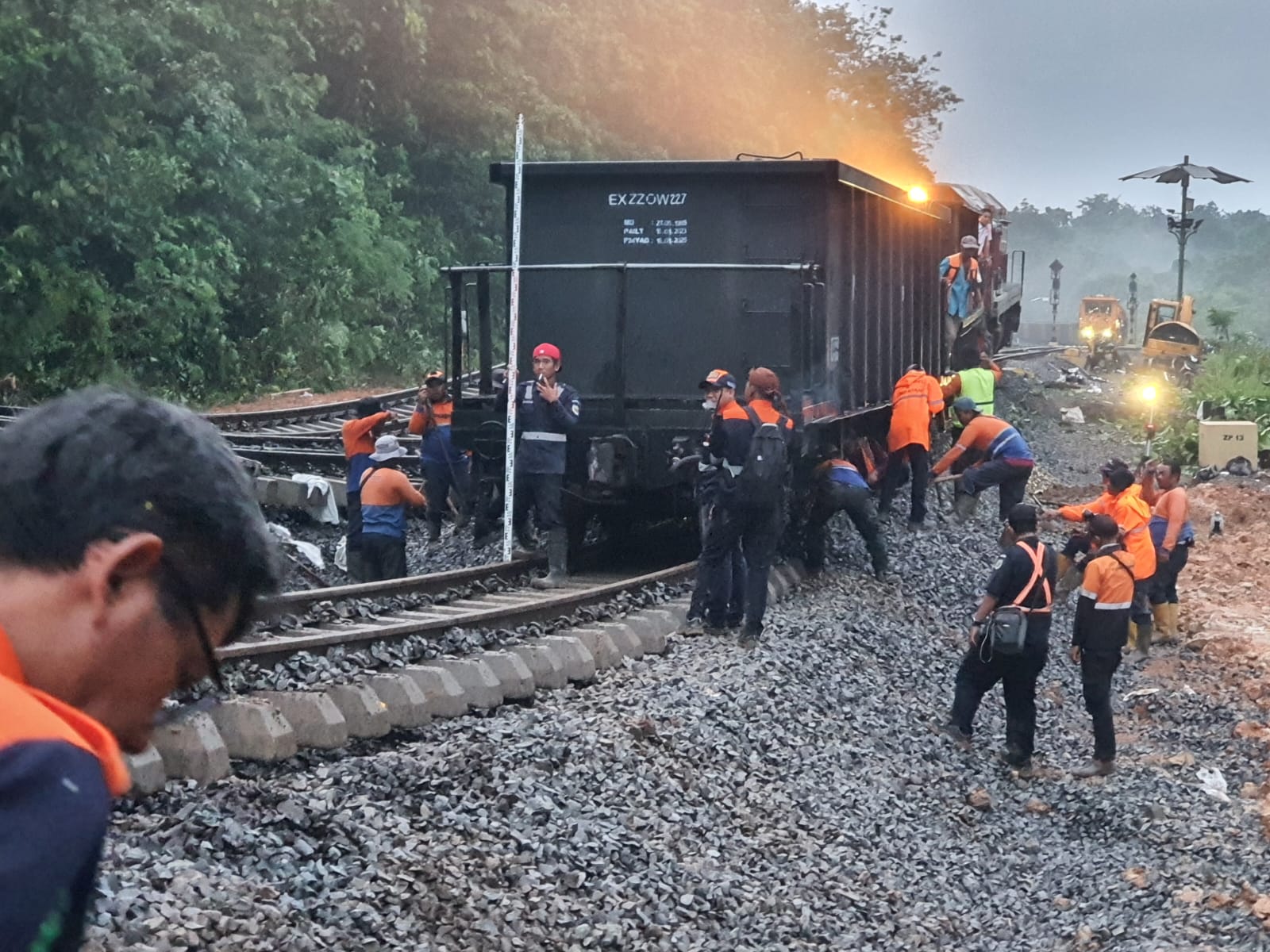 PT KAI Masih Perbaiki Jalur Kereta yang Amblas Beberapa Hari Lalu