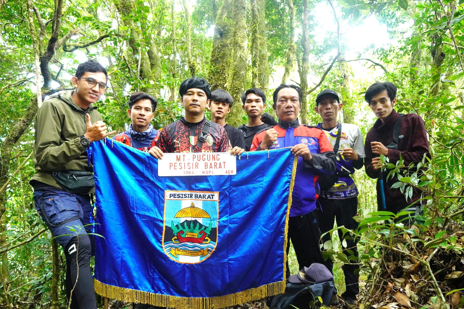 Komunitas AGK Kibarkan Pataka Pesbar di Gunung Pugung