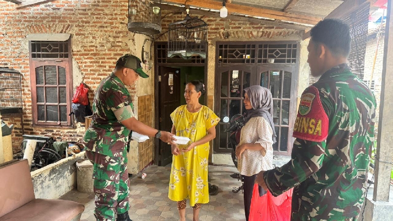 Babinsa Koramil 410-02/TBS Gelar Jumat Berbagi di Bumi Waras