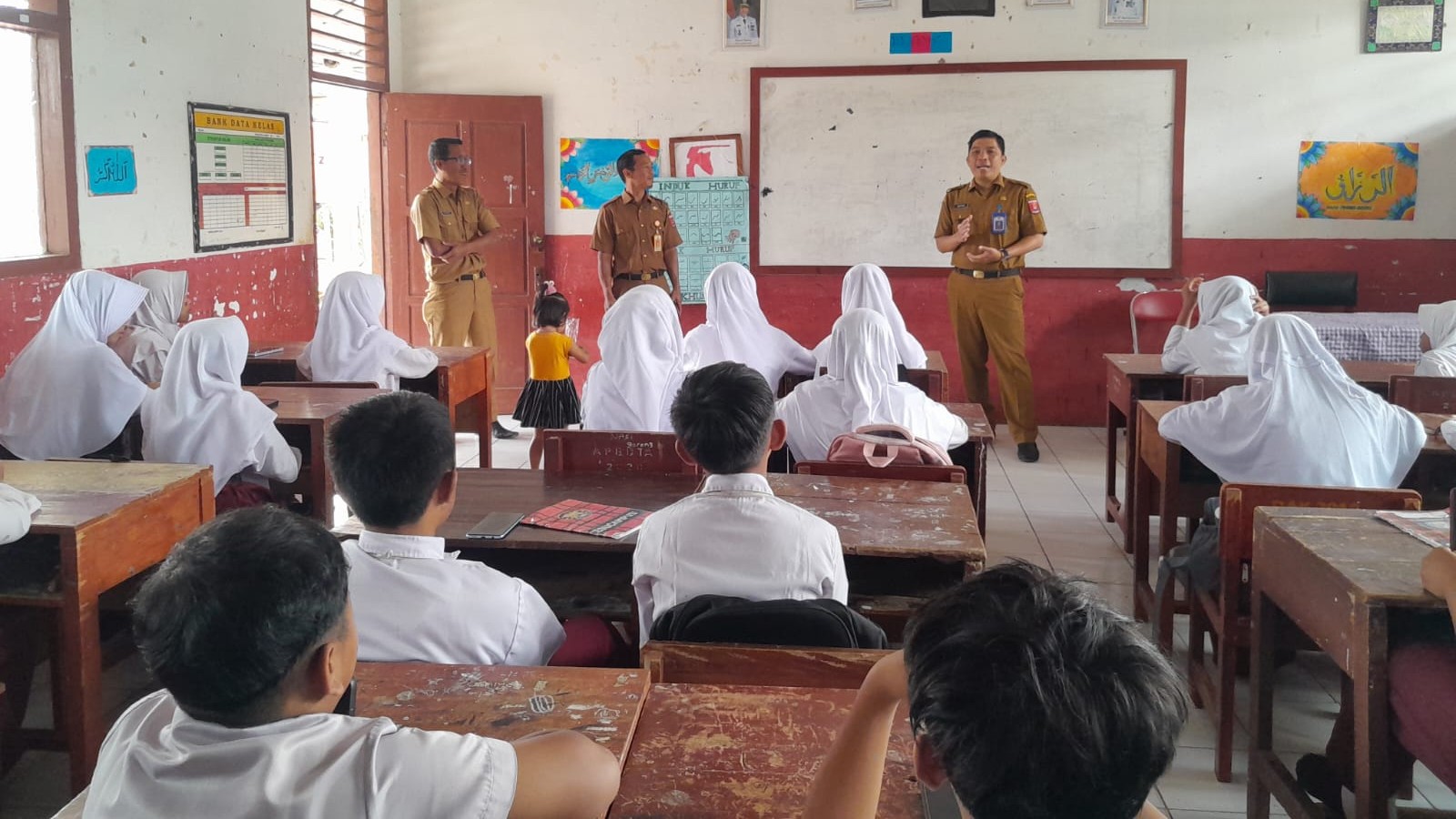 Camat Airhitam Pantau UTS SD, Gustian Afriza Ingatkan Siswa Tetap Semangat Belajar