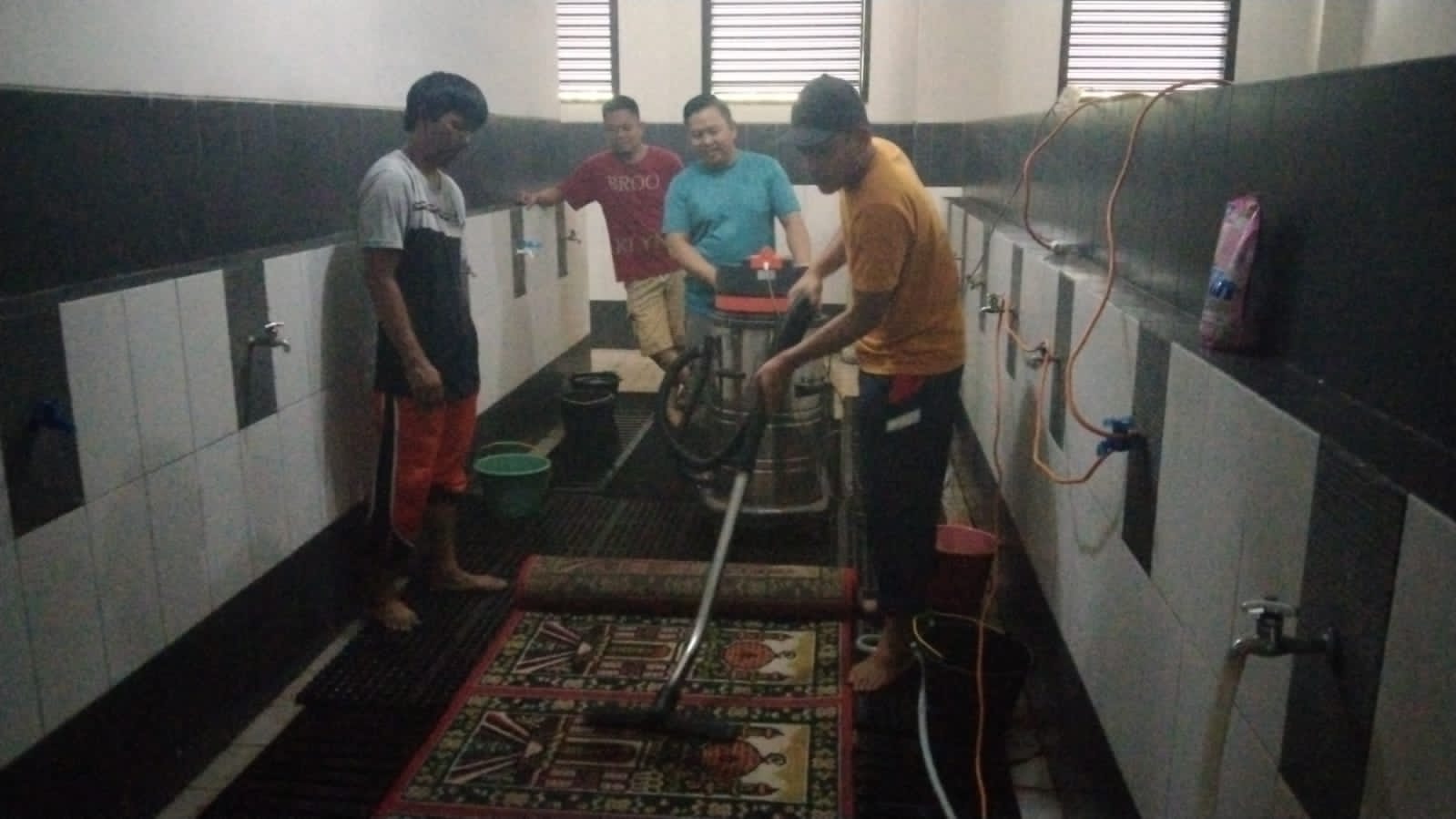 Menjelang Hari Raya Idul Fitri, Pengurus Masjid Islamic Center Bintang Mas Gotong Royong Bersih-Bersih