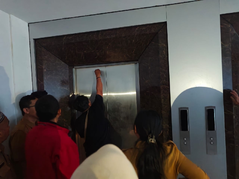 Dua Pegawai Dinas PPA Terjebak di Lift Gedung Pemkot Bandar Lampung Akibat Listrik Padam