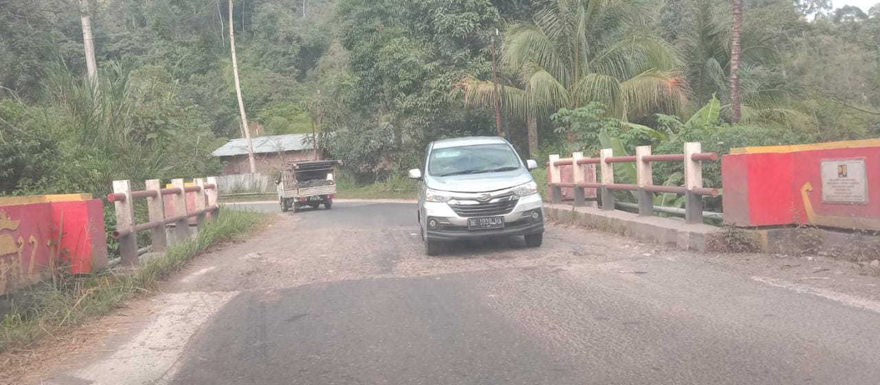 Tak Tuntas, BPJN Sisakan Galian Patching di Jembatan Kampung Sawah