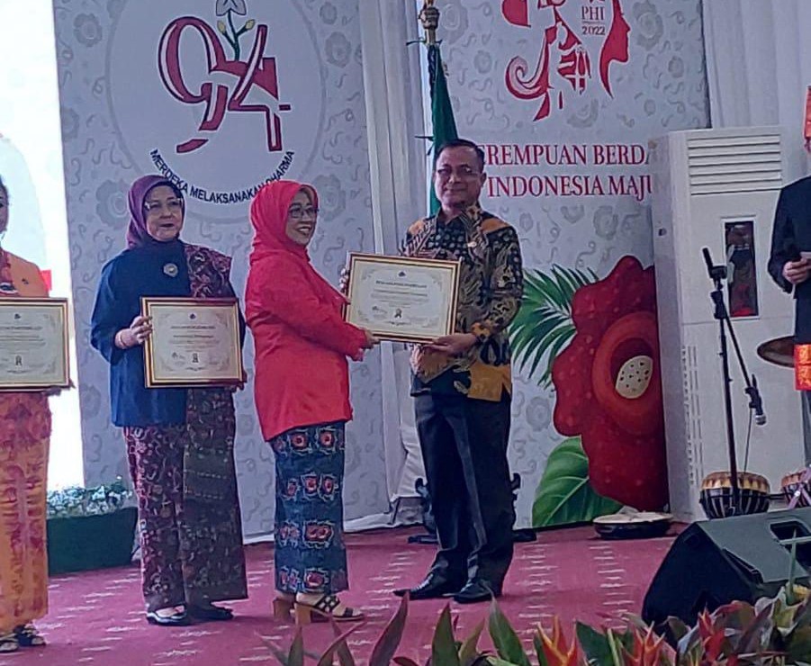 Gubernur Terima IPIMTI Award pada Acara Puncak Peringatan Hari Ibu di Bengkulu
