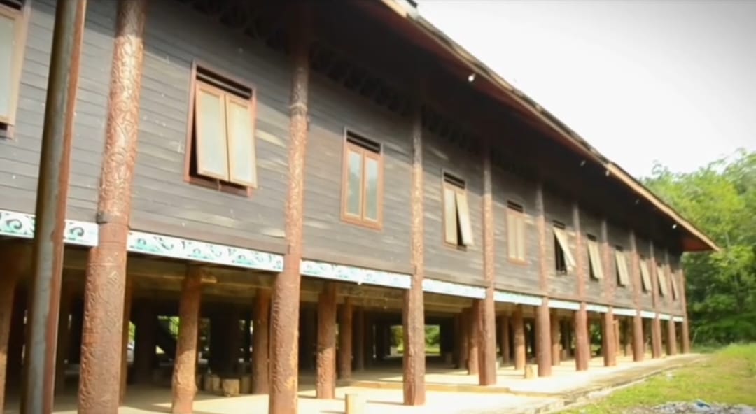 Lou Bentian: Rumah Adat Panjang Suku Dayak Bentian di Kutai Barat