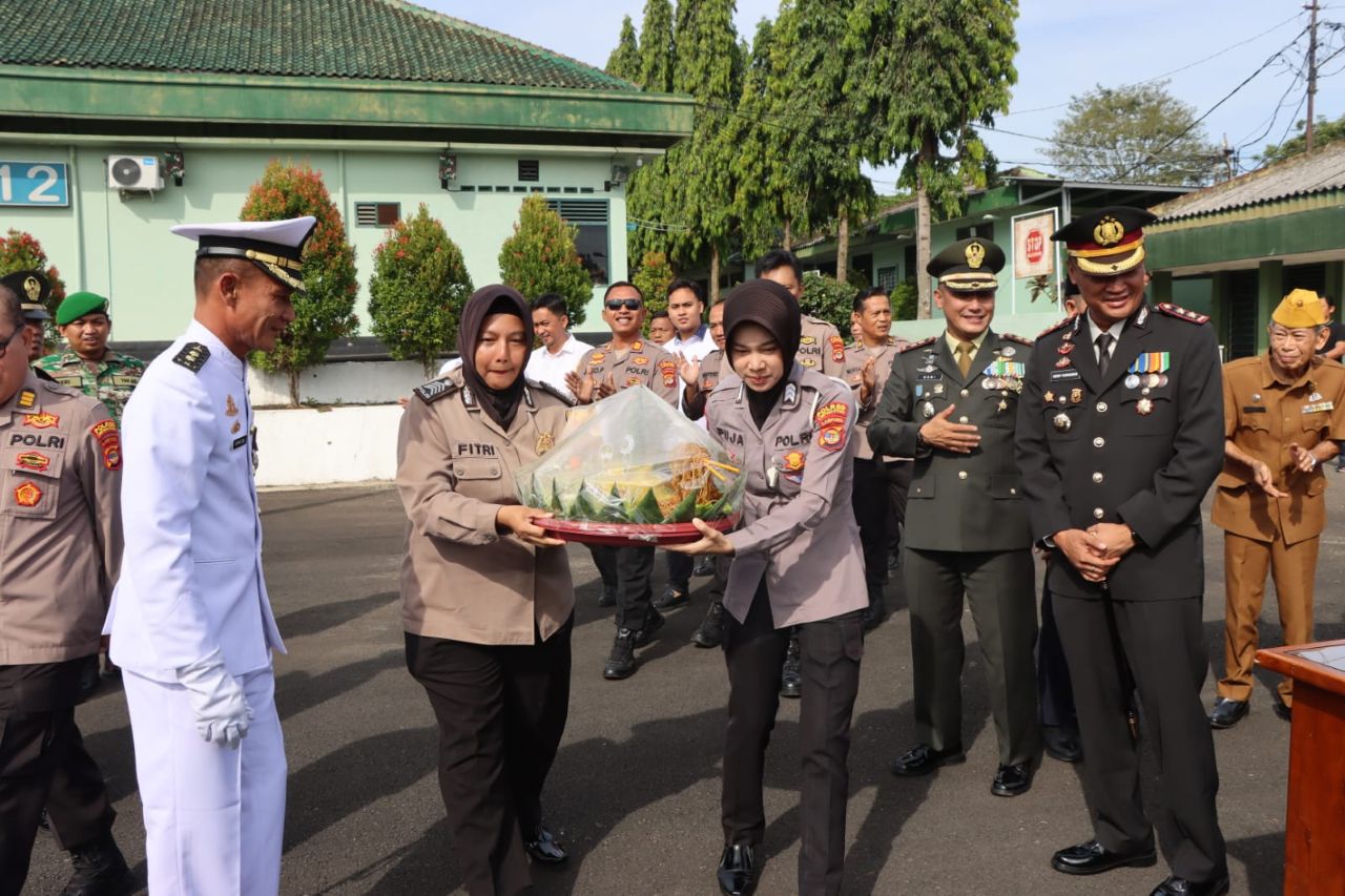 Bentuk Sinergitas, Polres Lampung Utara Beri Kejutan di HUT TNI ke-80