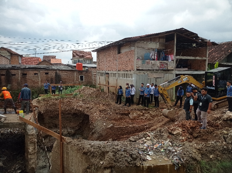 Wali Kota Eva Dwiana Tinjau Pembangunan Jembatan di Jalan Ridwan Rais