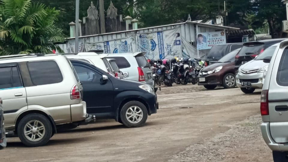 Parkir Ilegal di Sempadan Irigasi Dekat Rumah Sakit CMC Tetap Beroperasi Tanpa Izin