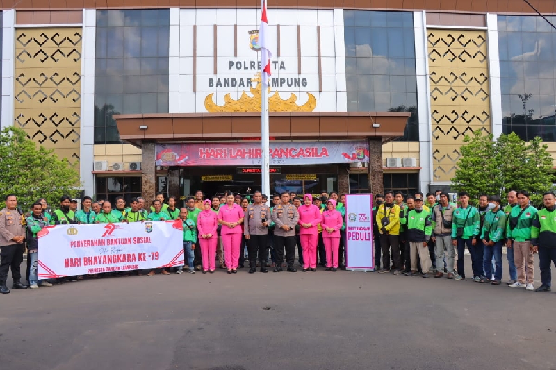 Polresta Bandar Lampung Bagikan Sembako dan Layanan Kesehatan Gratis untuk Driver Ojol
