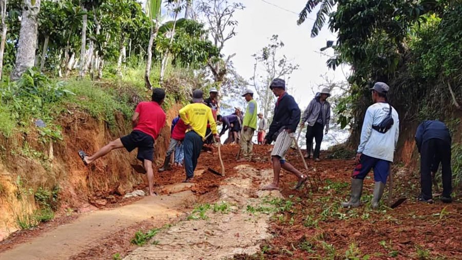 Gotong Royong Warga Talang Siring Benahi Jalan, Akses Sekolah dan Ekonomi Diperbaiki